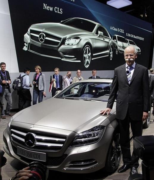 Mercedes-Benz auf dem „Mondial de l’Automobile“ 2010 in Paris: Dr. Dieter Zetsche, Vorstandsvorsitzender der Daimler AG und Leiter Mercedes-Benz Cars am neuen CLS.